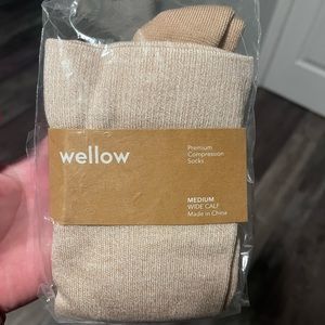 Wellow compression socks